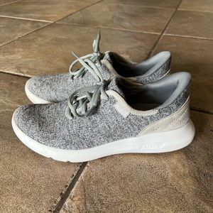 Kizik tennis shoes size 8